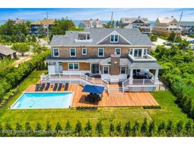 Home For Sale in Mantoloking, New Jersey