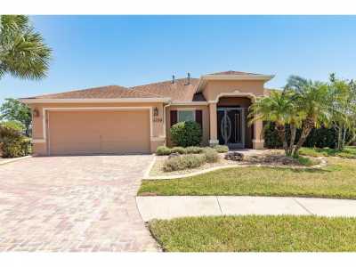 Home For Sale in Leesburg, Florida