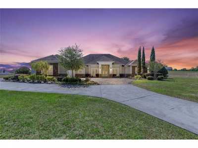Home For Sale in Weirsdale, Florida