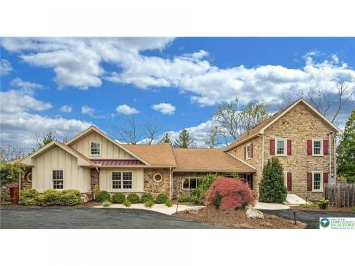 Picture of Home For Sale in Lower Saucon, Pennsylvania, United States