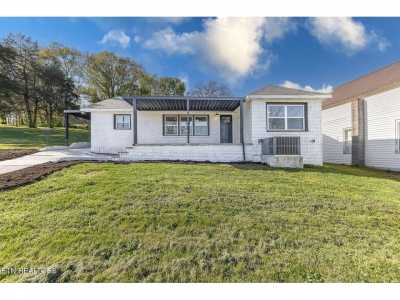 Home For Sale in Lenoir City, Tennessee