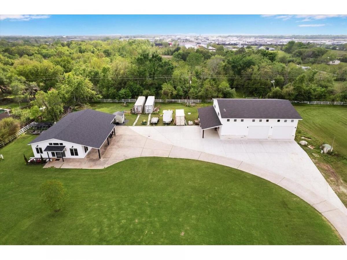 Picture of Home For Sale in Pearland, Texas, United States