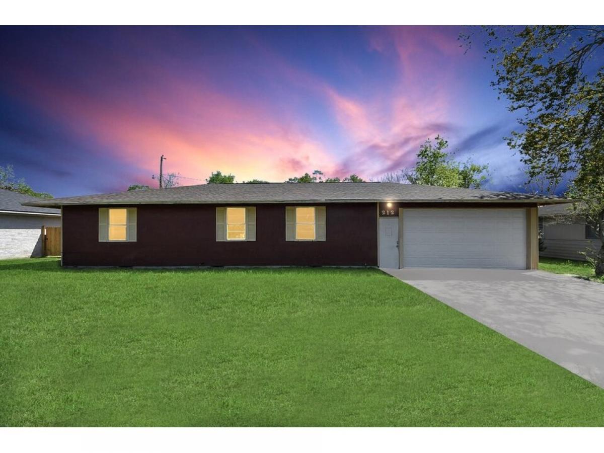 Picture of Home For Sale in El Campo, Texas, United States