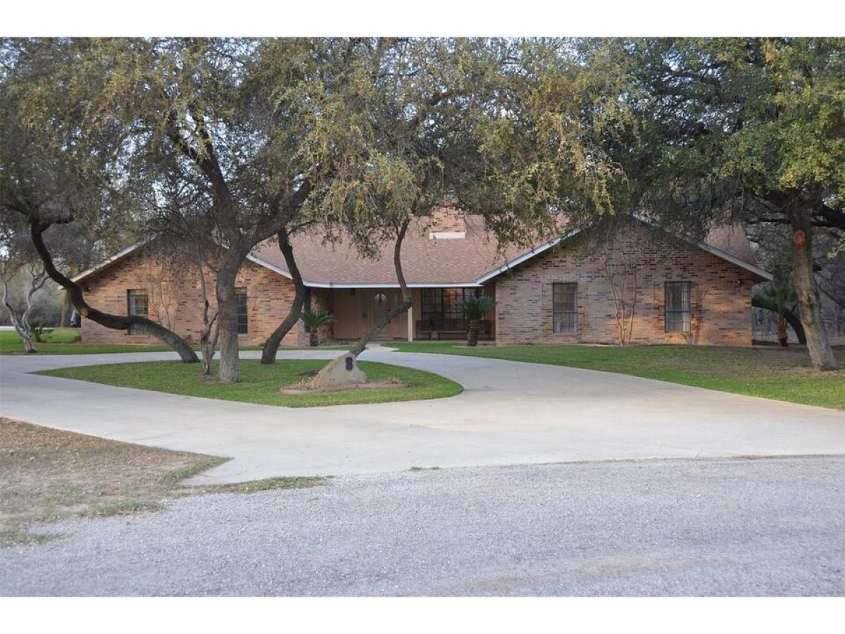 Picture of Home For Sale in Uvalde, Texas, United States