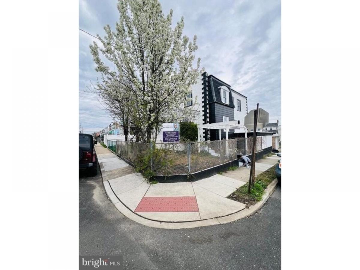 Picture of Home For Sale in Upper Darby, Pennsylvania, United States