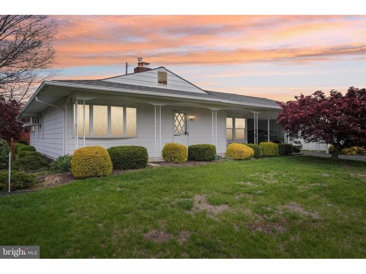 Picture of Home For Sale in Levittown, Pennsylvania, United States