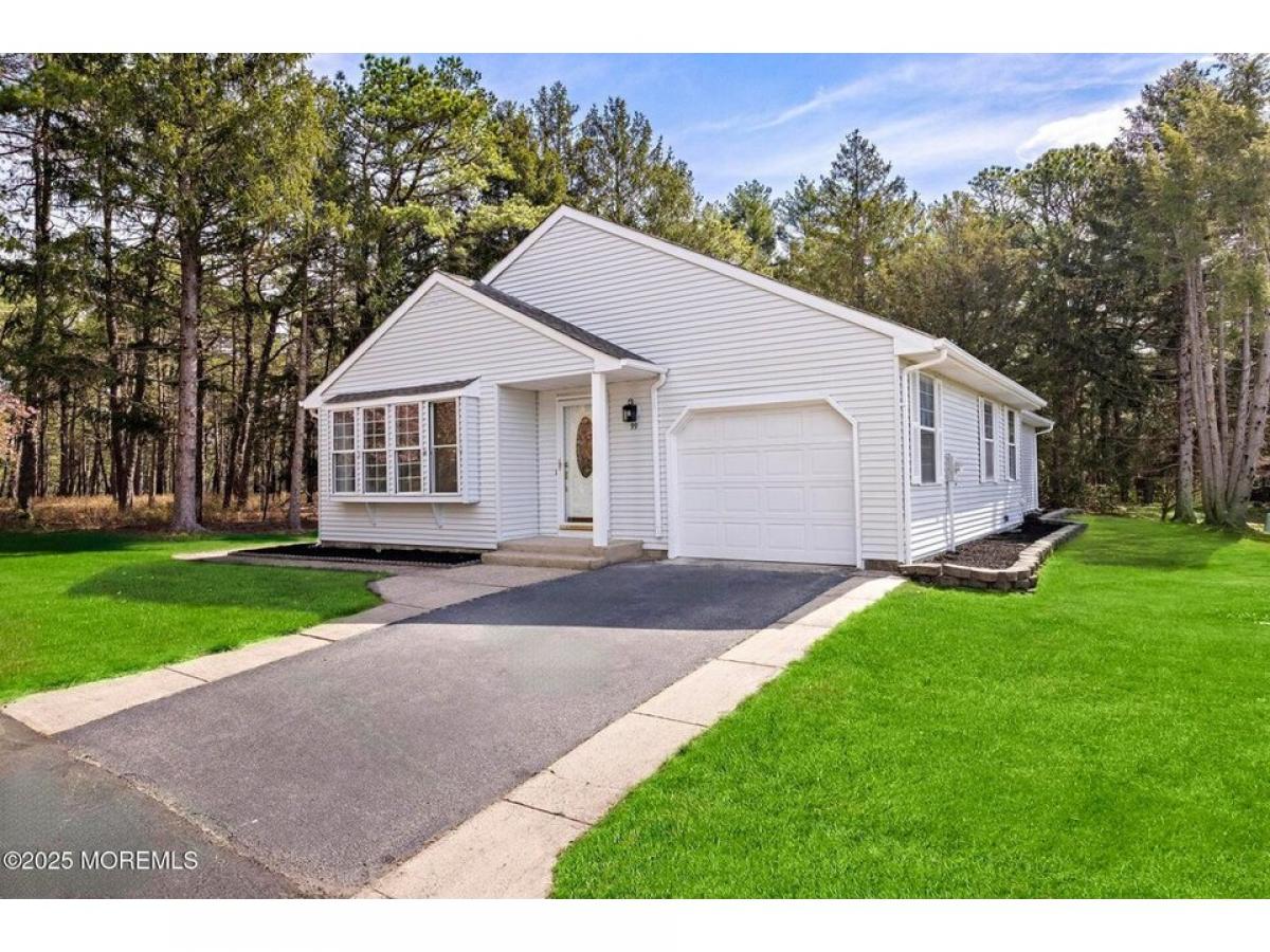 Picture of Home For Sale in Whiting, New Jersey, United States