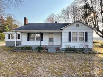 Home For Sale in Hickory, North Carolina