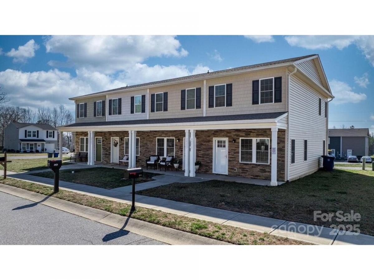 Picture of Home For Sale in Hickory, North Carolina, United States