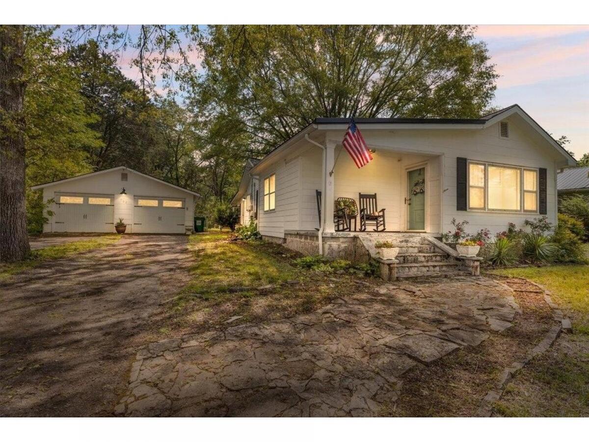 Picture of Home For Sale in Chickamauga, Georgia, United States