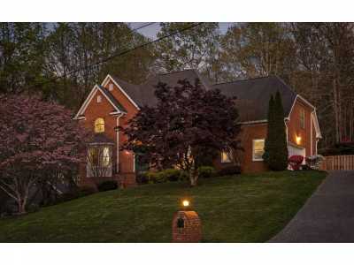 Home For Sale in Signal Mountain, Tennessee