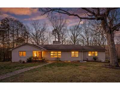 Home For Sale in Signal Mountain, Tennessee