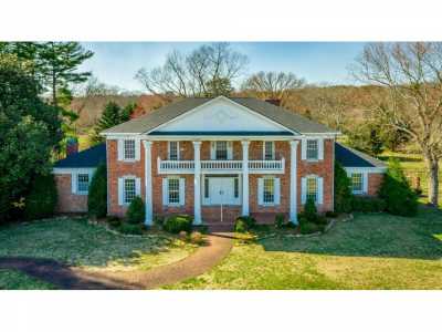 Home For Sale in Signal Mountain, Tennessee