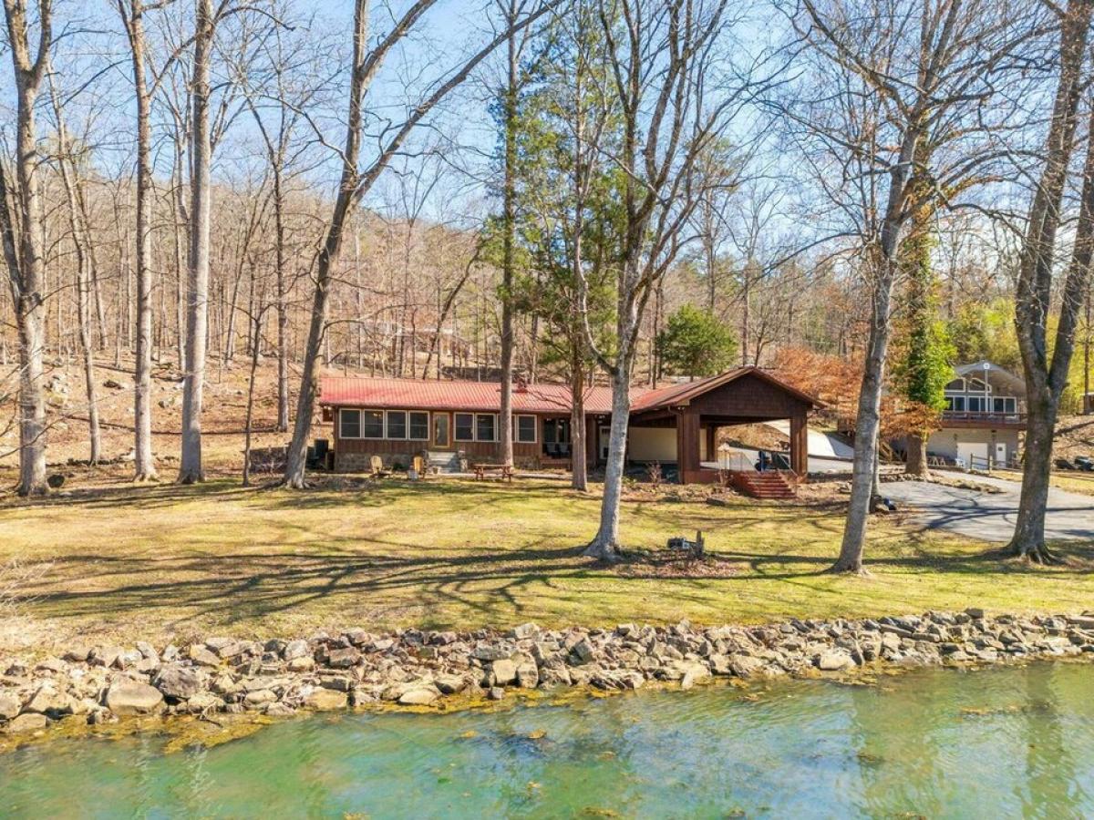 Picture of Home For Sale in Whitwell, Tennessee, United States