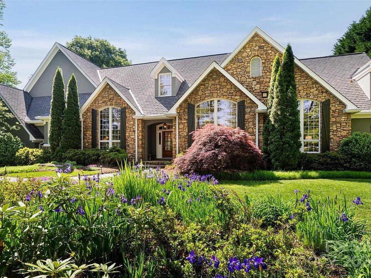 Picture of Home For Sale in Hendersonville, North Carolina, United States