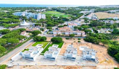 Villa For Sale in Olhos De Ãgua, Portugal