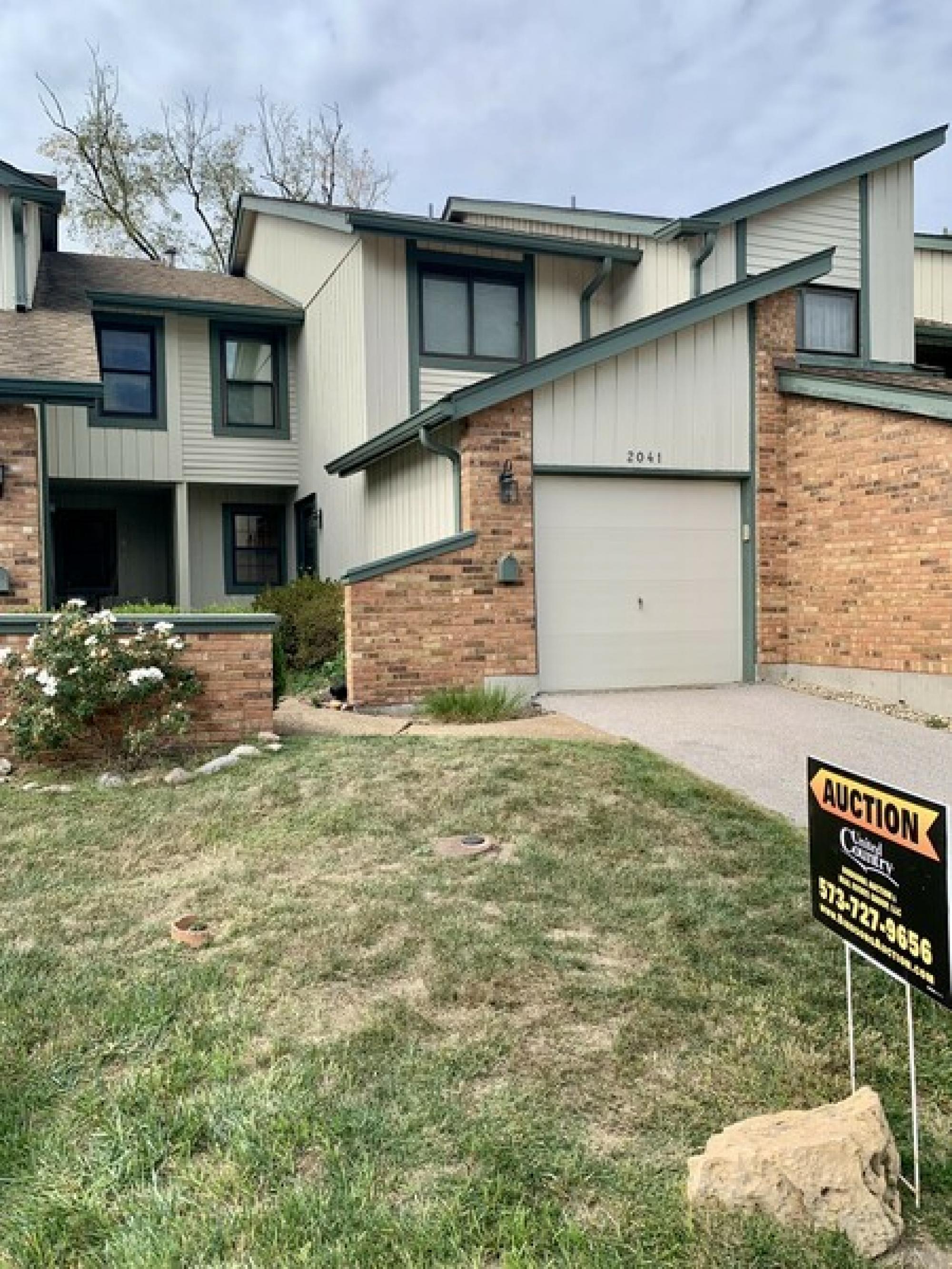 Picture of Townhome For Auction in Maryland Heights, Missouri, United States