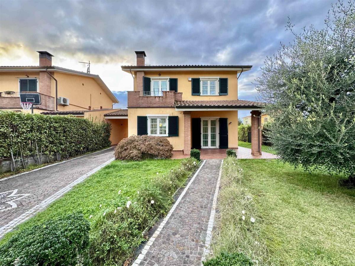 Picture of Villa For Sale in Capannori, Tuscany, Italy