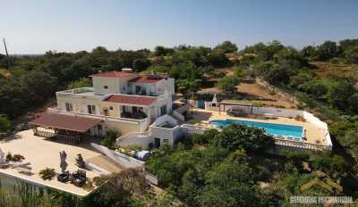 Villa For Sale in Loule, Portugal