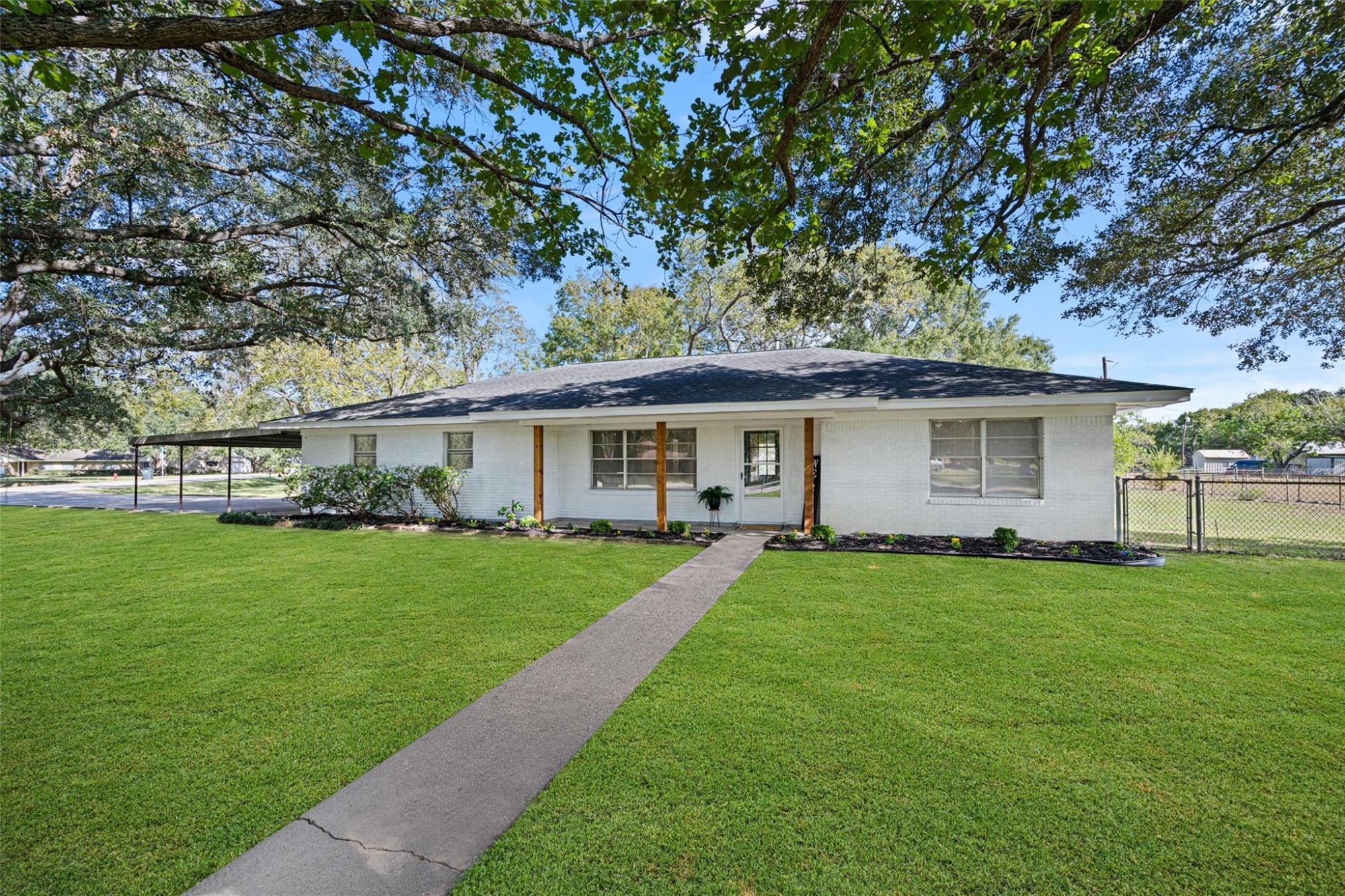 Picture of Home For Sale in El Campo, Texas, United States