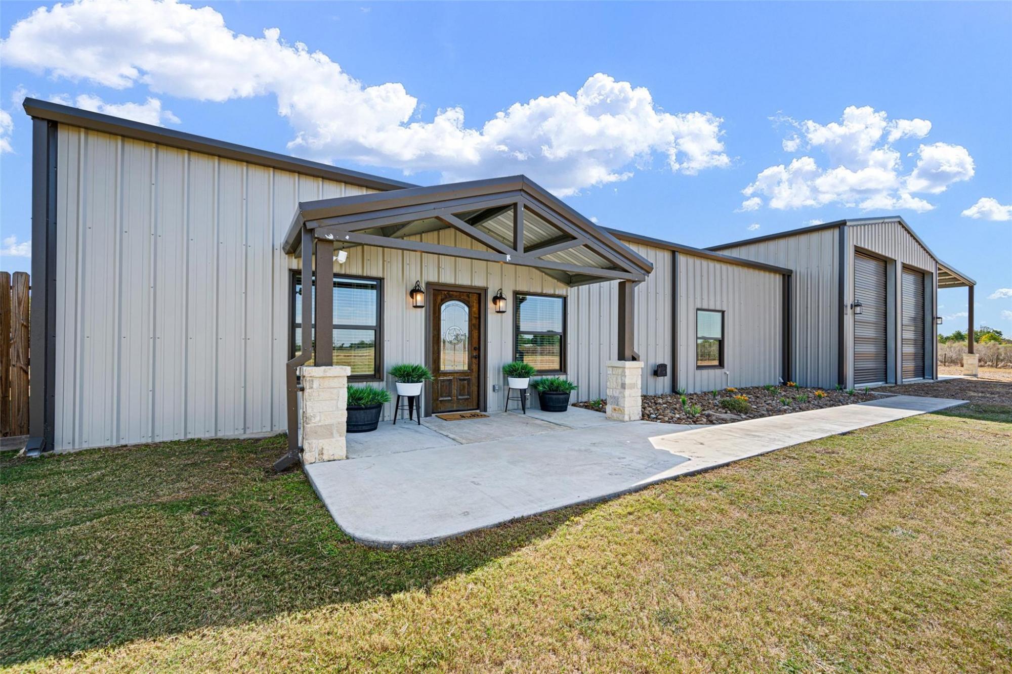 Picture of Home For Sale in El Campo, Texas, United States