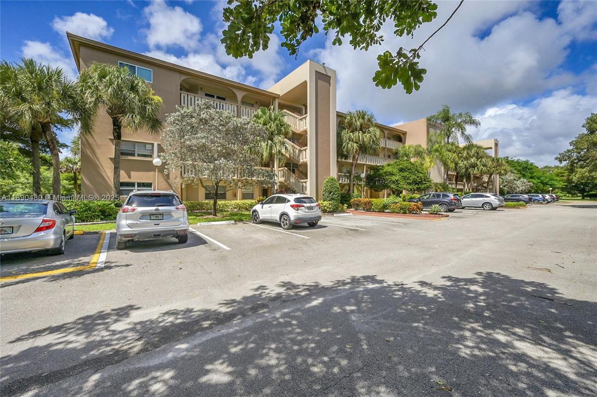 Picture of Condo For Sale in Coconut Creek, Florida, United States