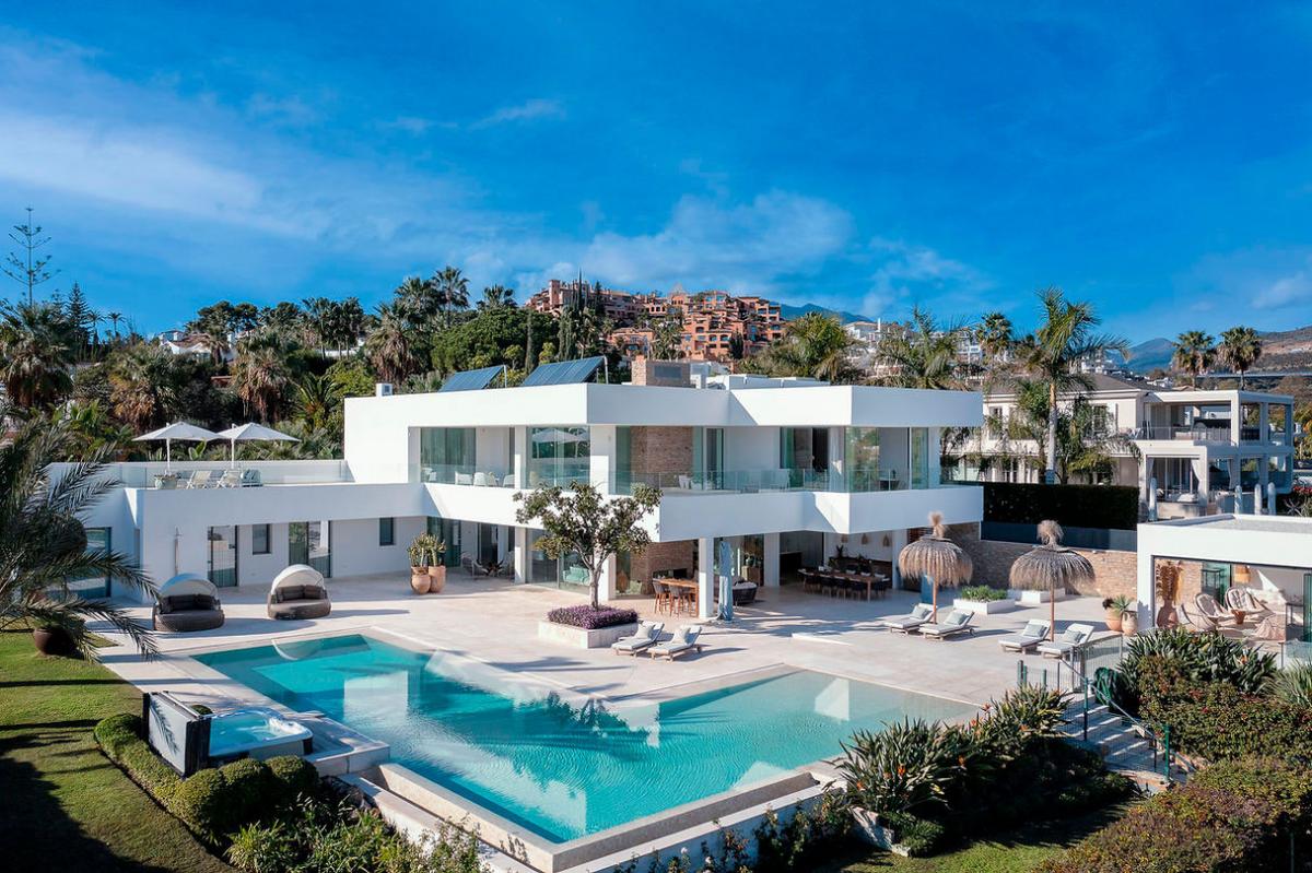 Picture of Villa For Sale in Nueva Andalucia, Malaga, Spain
