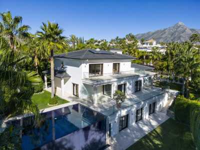 Villa For Sale in Nueva Andalucia, Spain