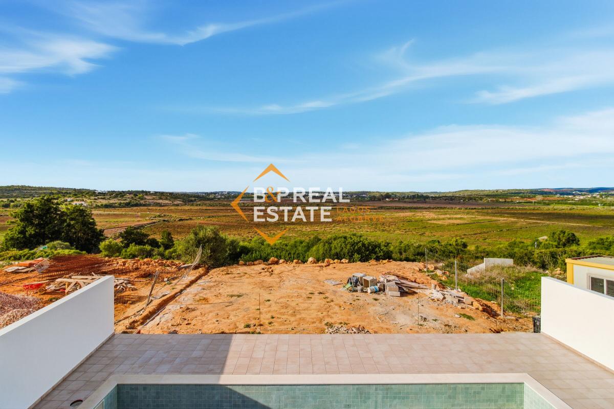 Picture of Villa For Sale in Mexilhoeira Grande, Algarve, Portugal