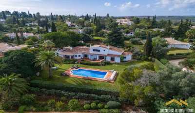 Villa For Sale in Mexilhoeira Grande, Portugal