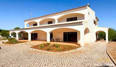 Villa For Sale in Loule, Portugal