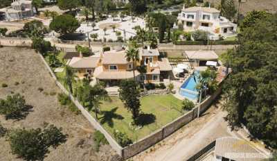 Villa For Sale in Caramujeira, Portugal