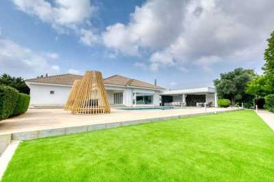 Bungalow For Sale in Paralimni, Cyprus