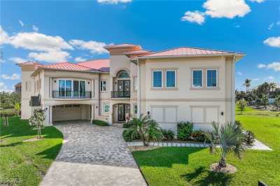 Home For Sale in Fort Myers, Florida