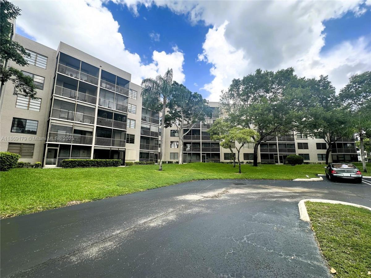 Picture of Condo For Sale in Pembroke Pines, Florida, United States