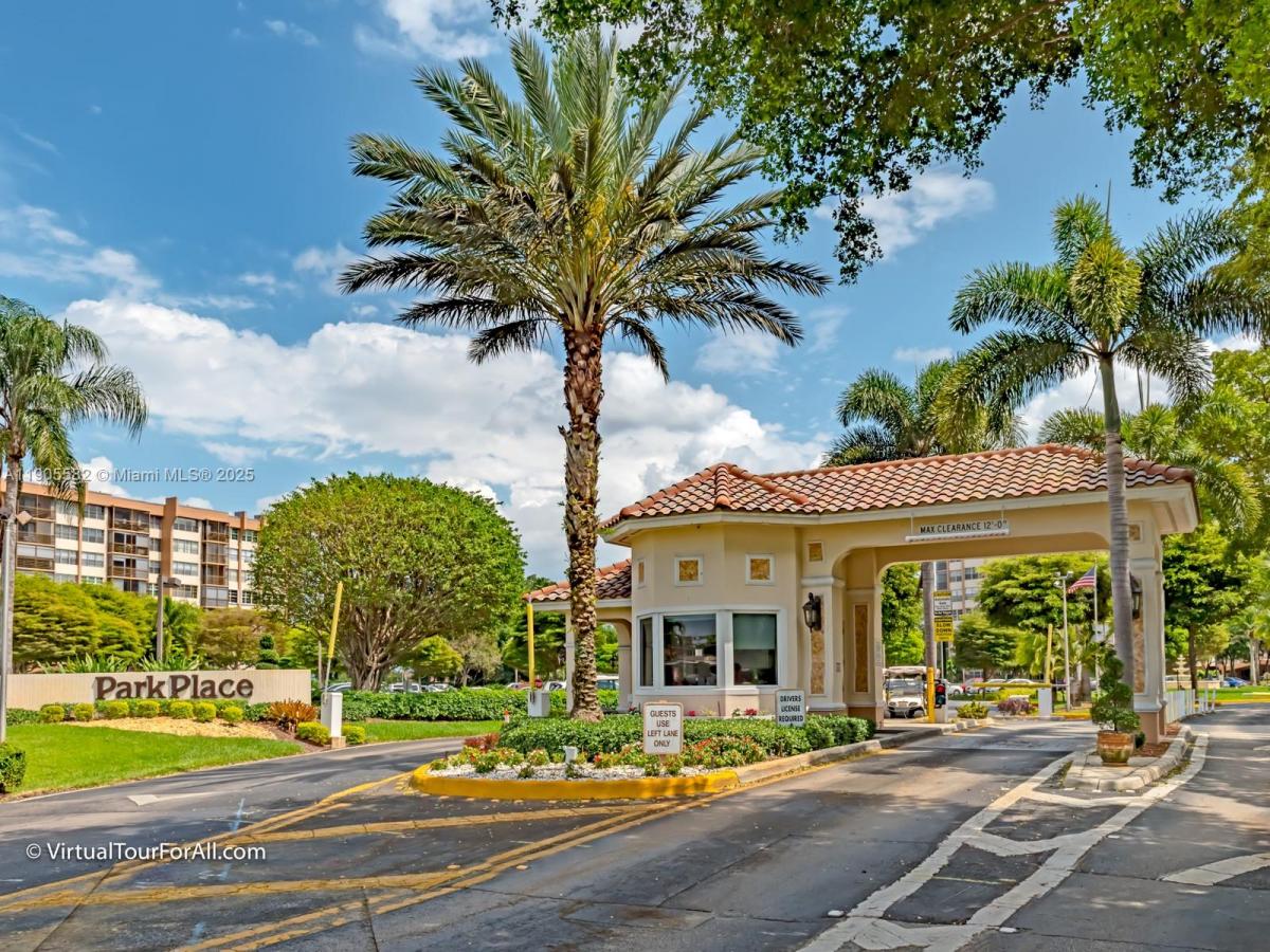 Picture of Condo For Sale in Pembroke Pines, Florida, United States