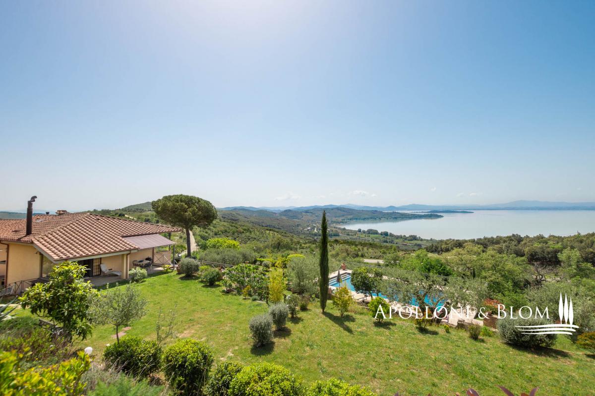Picture of Villa For Sale in Passignano Sul Trasimeno, Umbria, Italy
