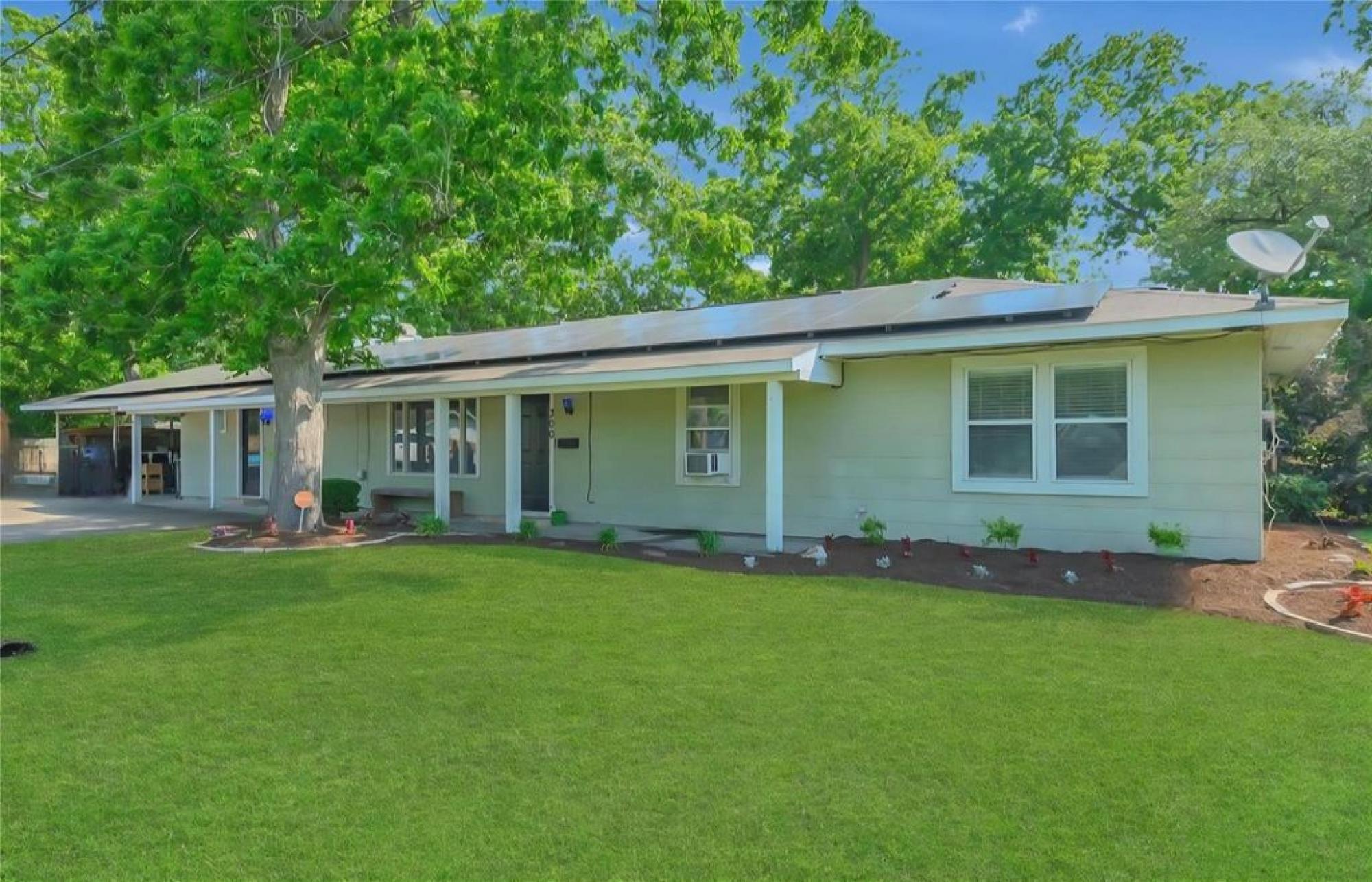 Picture of Home For Sale in Louise, Texas, United States