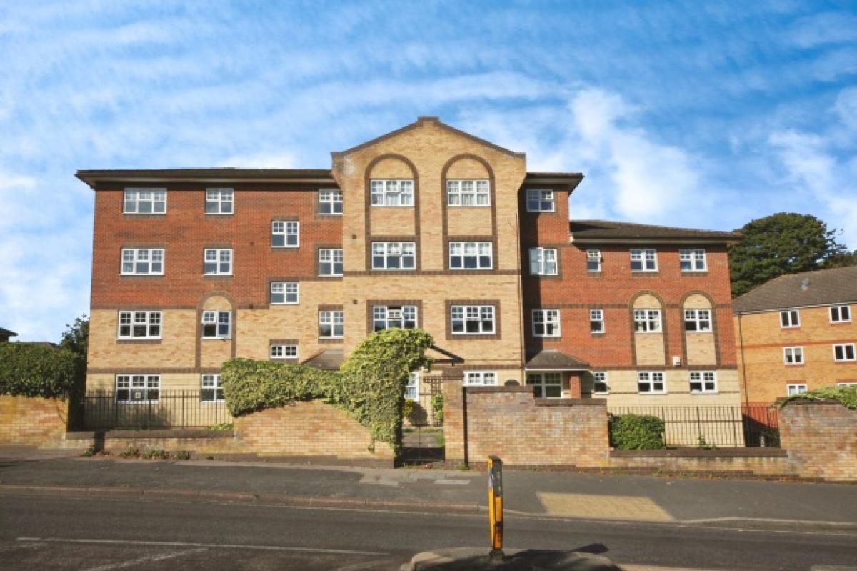 Picture of Apartment For Sale in Luton, Bedfordshire, United Kingdom
