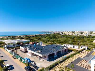Villa For Sale in Meia Praia, Portugal