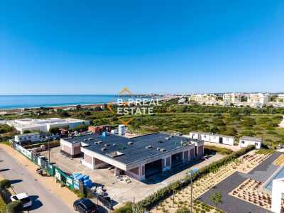 Villa For Sale in Meia Praia, Portugal