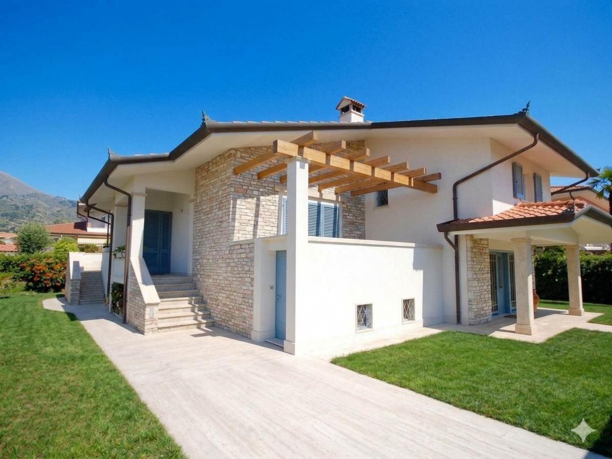 Picture of Villa For Sale in Camaiore, Tuscany, Italy