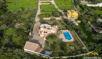 Villa For Sale in Armacao De Pera, Portugal