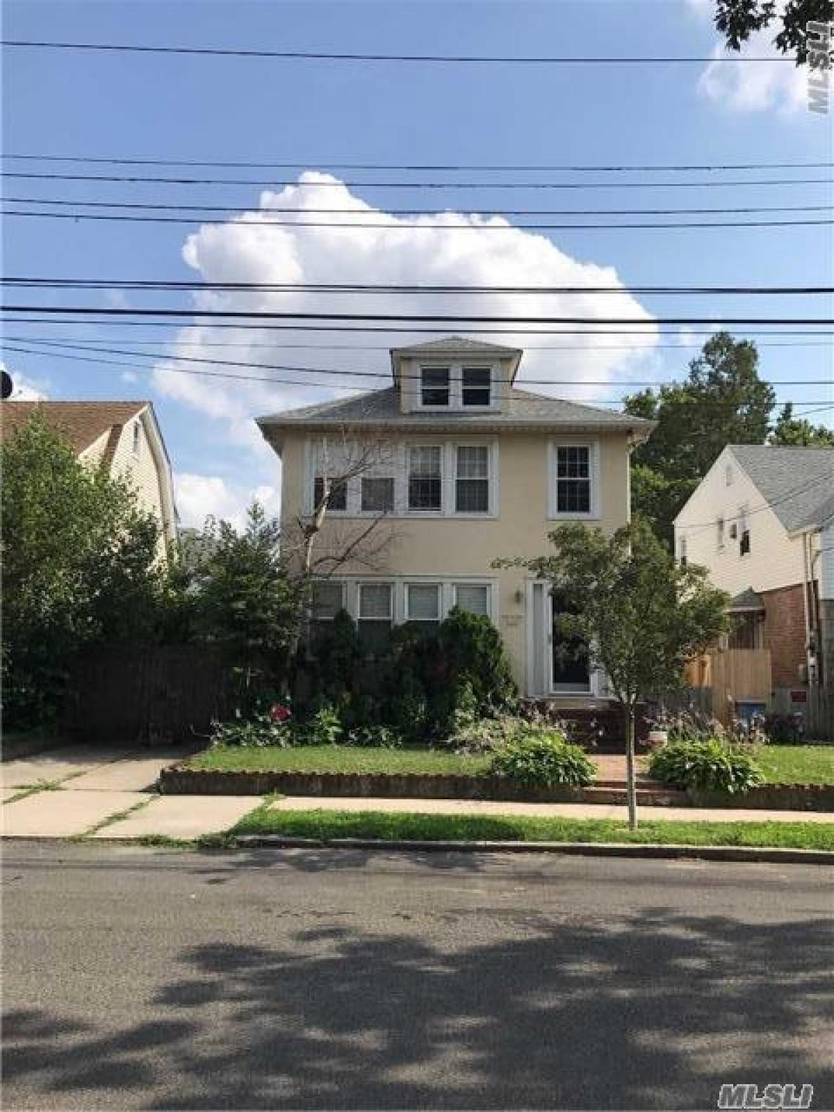 Picture of Multi-Family Home For Sale in Whitestone, New York, United States