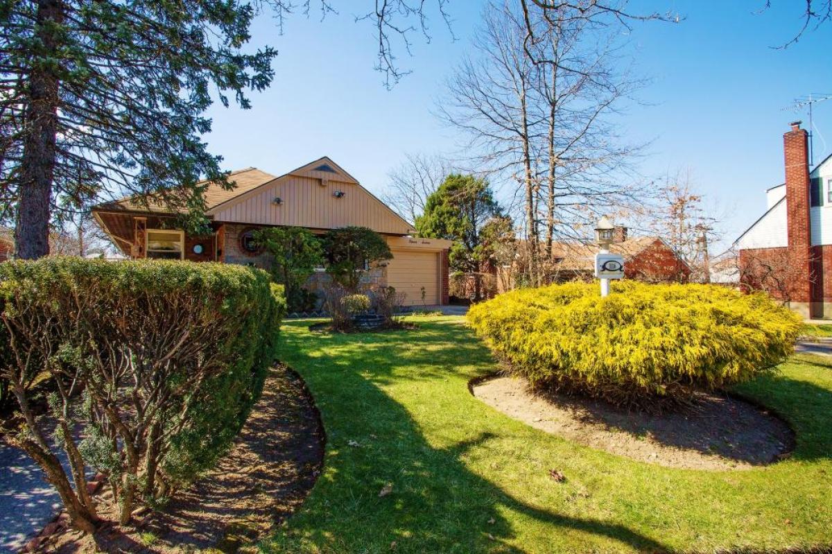 Picture of Home For Sale in Malba, New York, United States