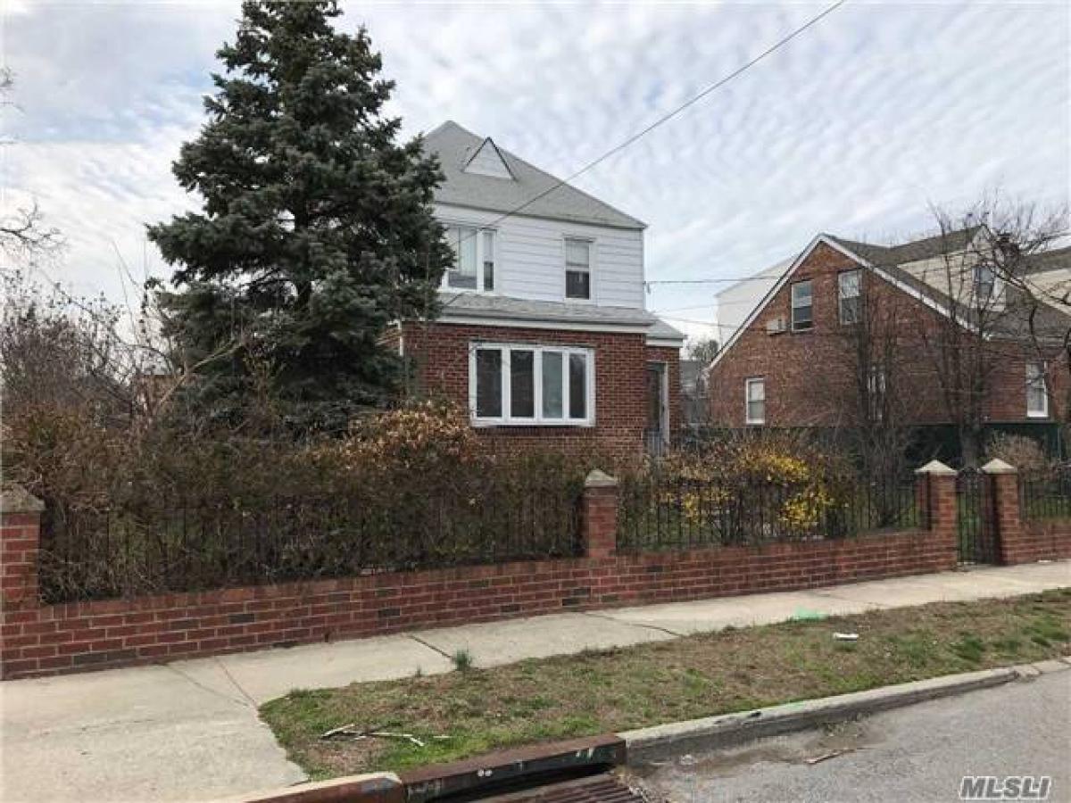Picture of Home For Sale in Fresh Meadows, New York, United States