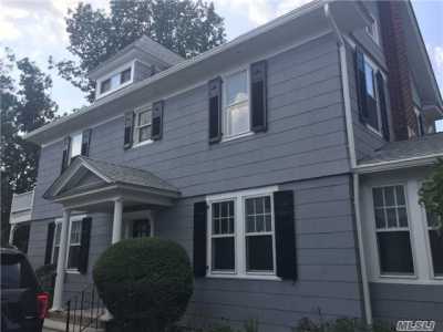 Home For Sale in Douglaston, New York