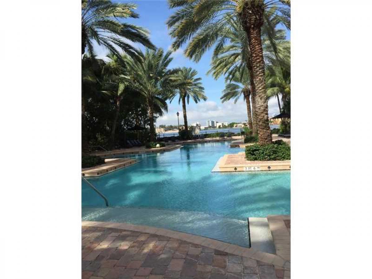 17151 N BAY DR, Miami Beach, Florida, United States Apartments For