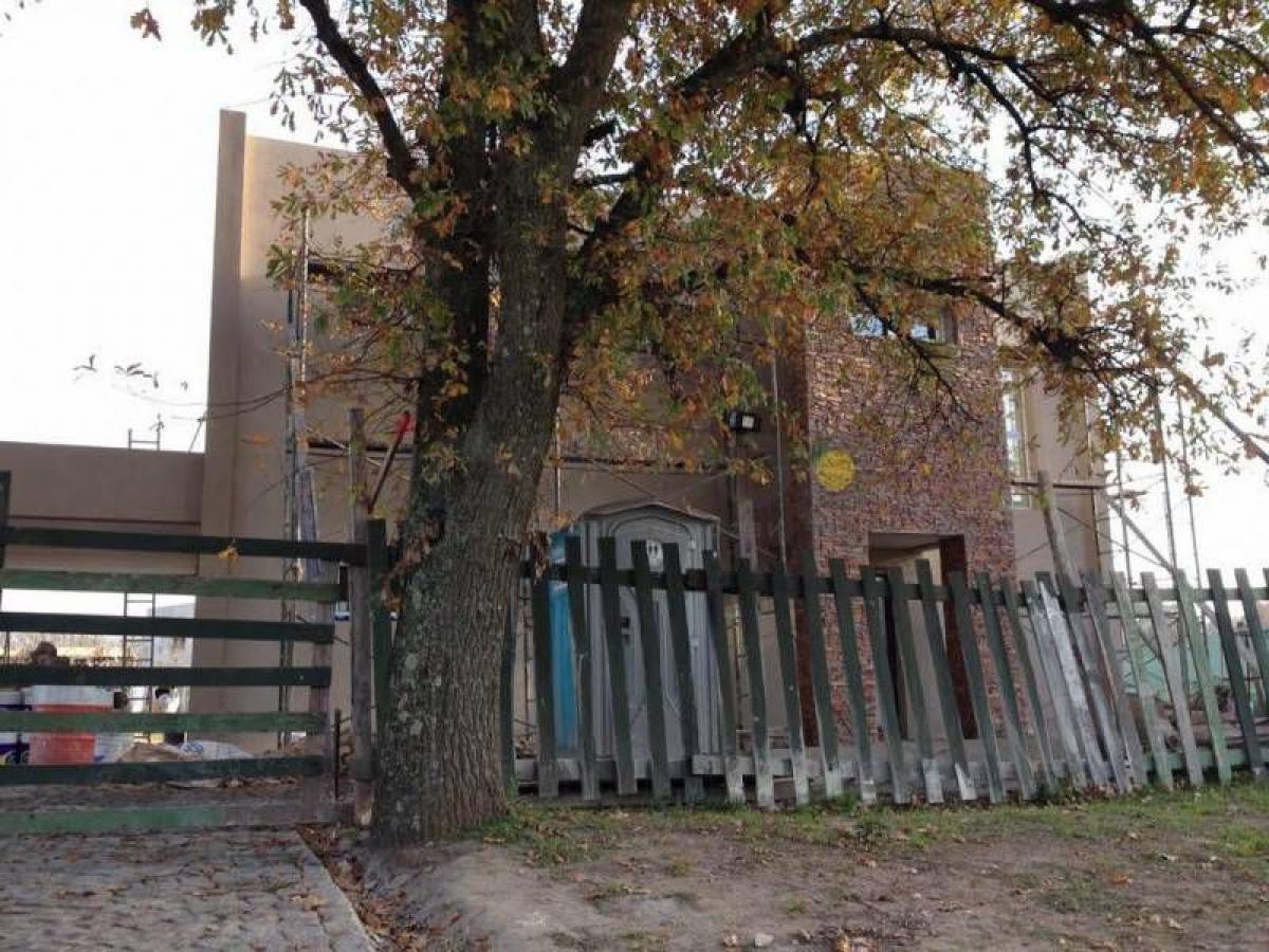 Picture of Home For Sale in Berazategui, Buenos Aires, Argentina