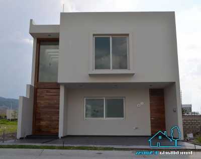 Home For Sale in Tlajomulco De Zuniga, Mexico